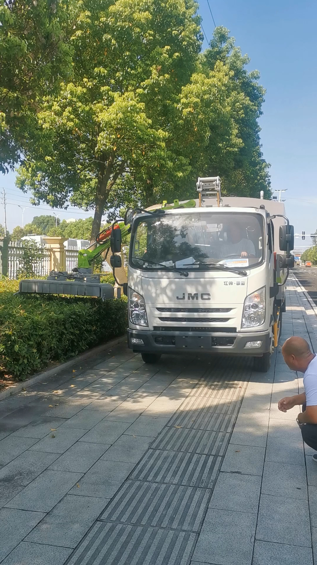 道路养护车修剪树枝