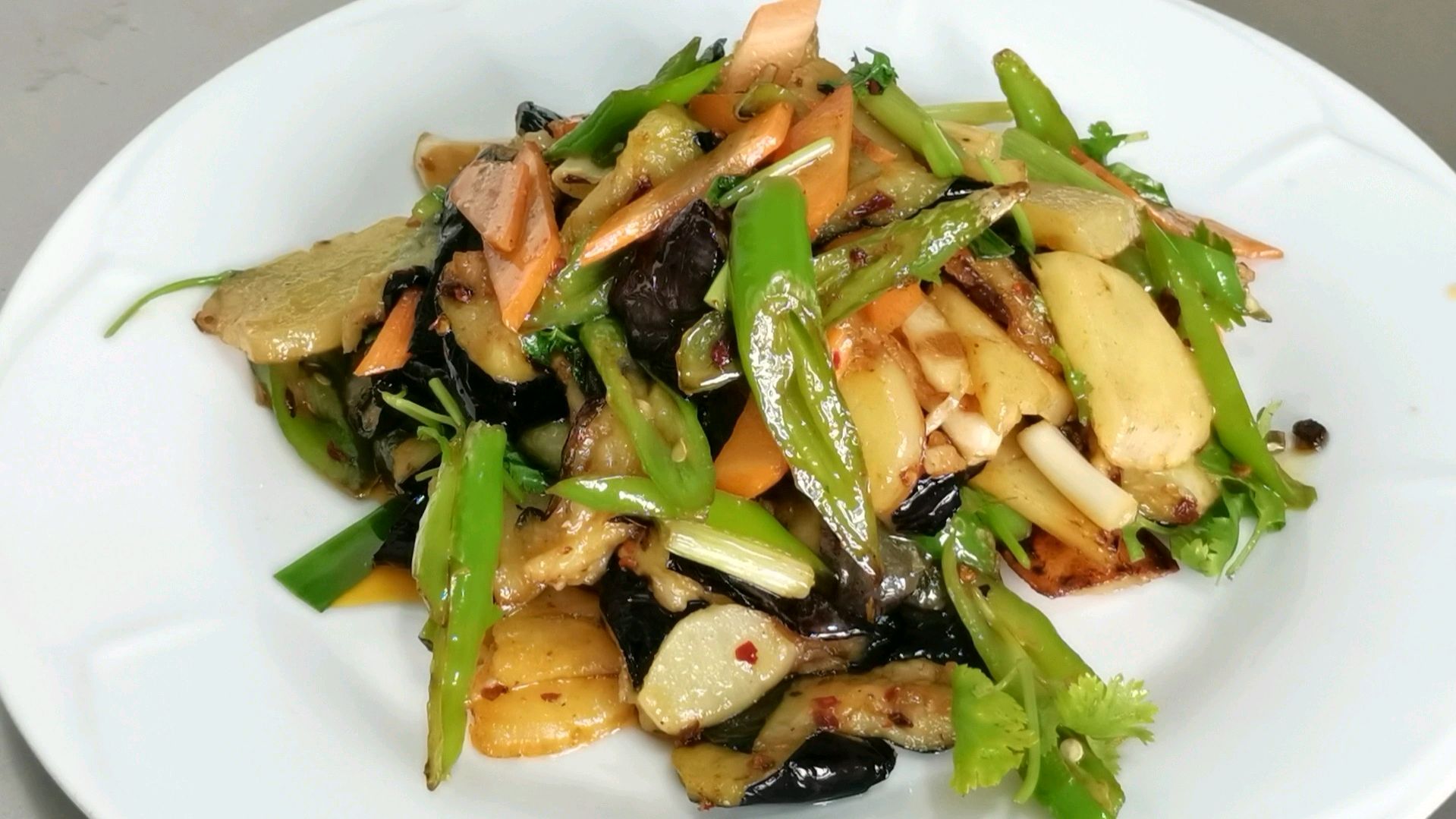 家常菜茄子炒土豆的做法,茄子鲜香土豆绵软,超级下饭做法还简单