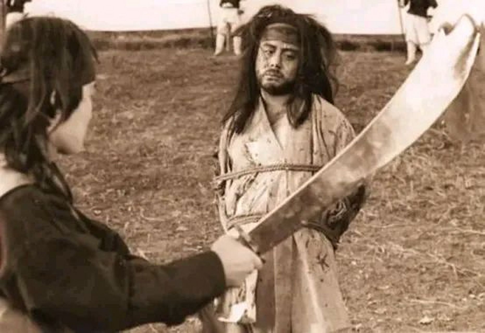 一刽子手剥开犯人的衣服,露出肥硕白皙的肌肤,验明正身后,举起刀正要