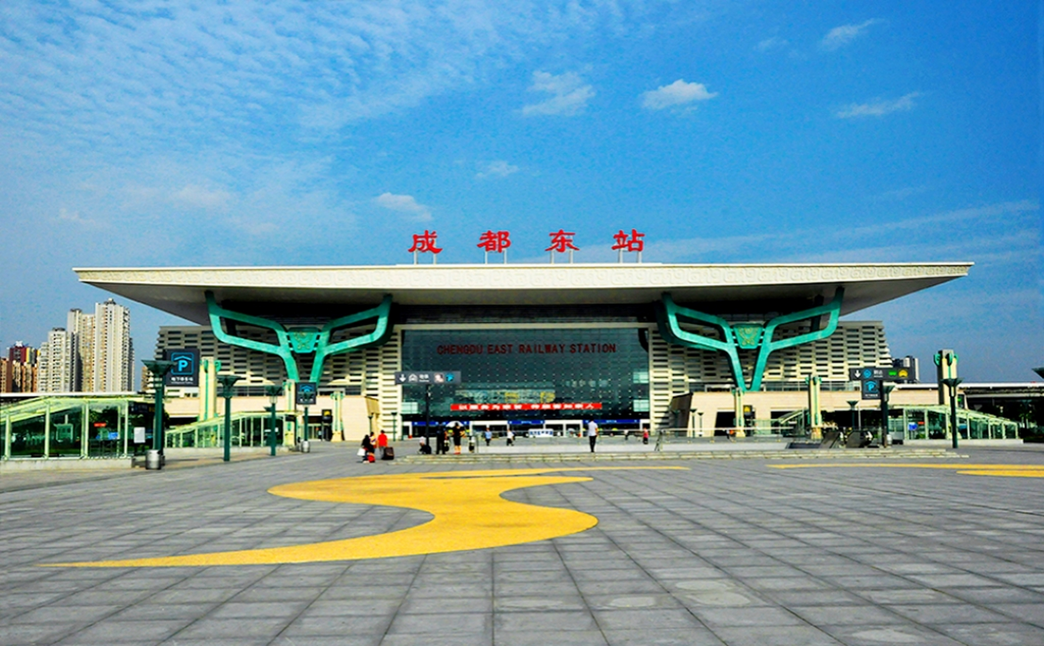 乘座高铁抵达成都东站,首先映入眼帘的四个奇特支柱瞬间就将你带入到