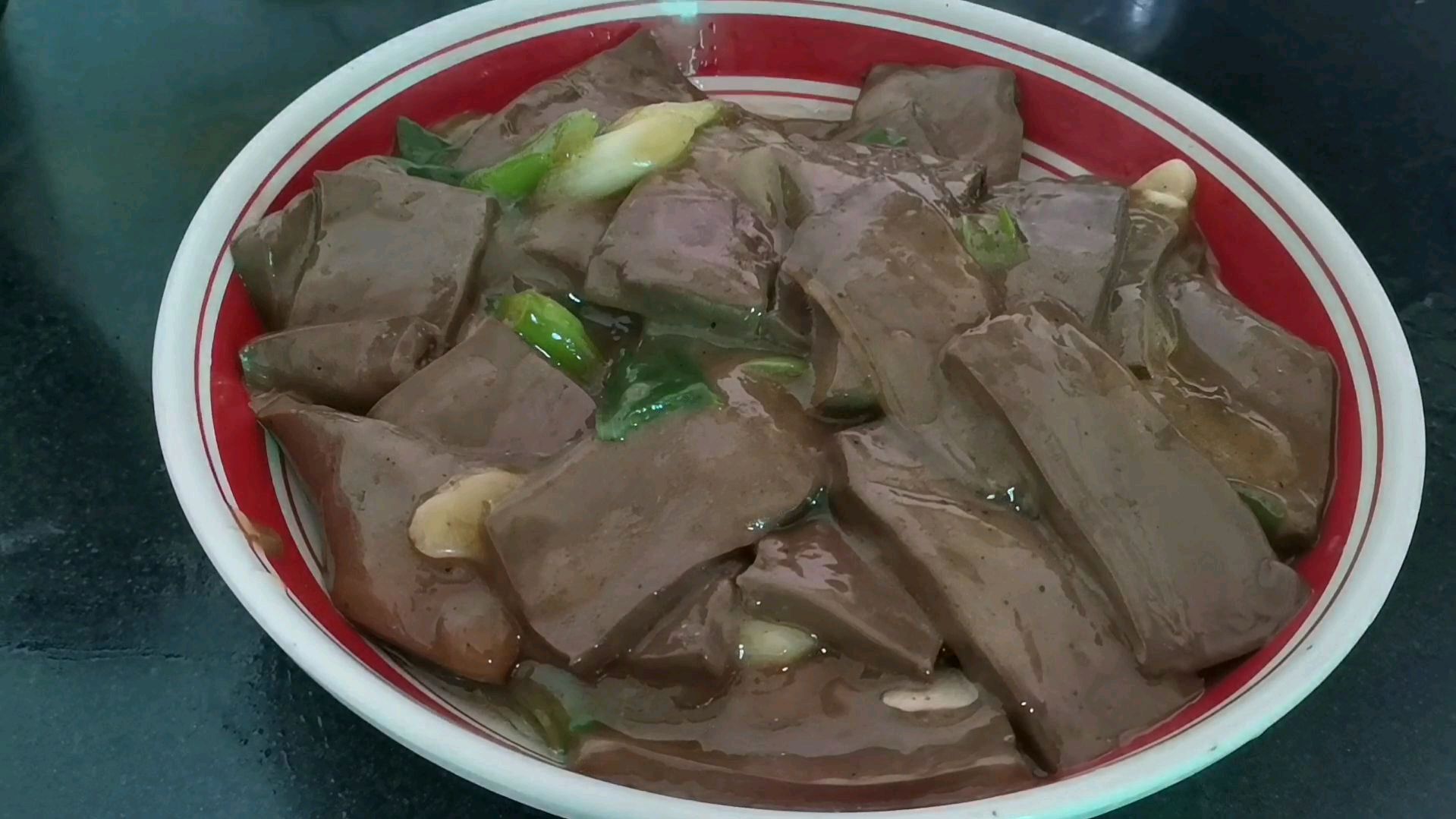 中午简单弄俩菜,烧鸭血和辣椒鸡蛋,就着大米饭吃真下饭