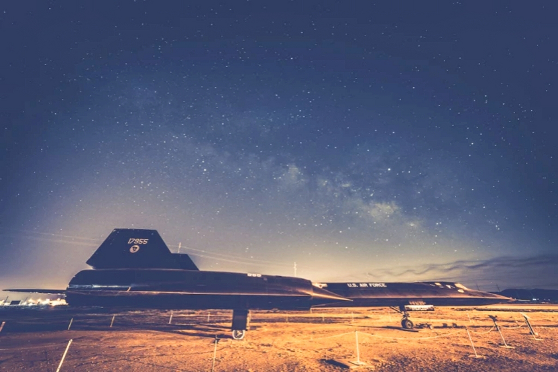 大名鼎鼎的sr71"黑鸟"侦察机服役于上世纪60年代,飞行速度3马赫曾 