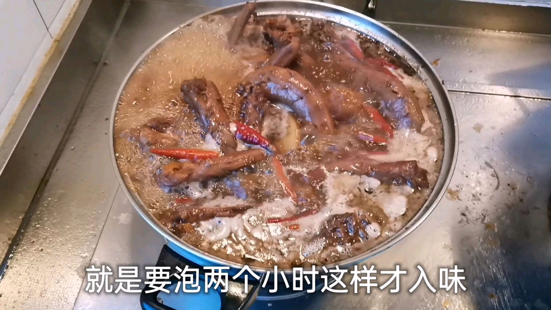 久久鸭脖正宗吗?反正网上配方介绍是周黑鸭的,口感颜色不错哦!