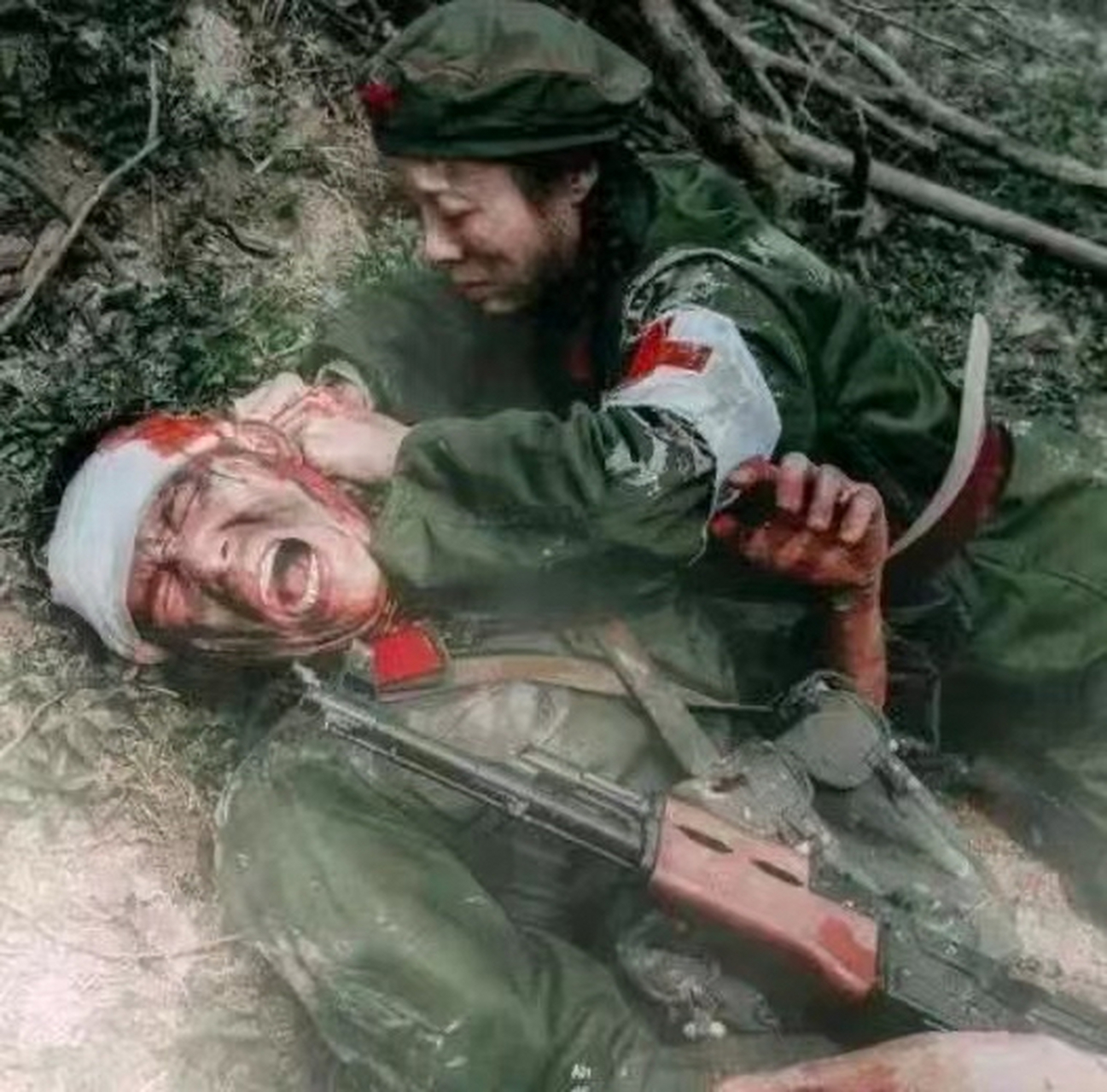 这是老山前线的一张照片,一名战士头部受伤,满脸血迹,护士眼睛满含