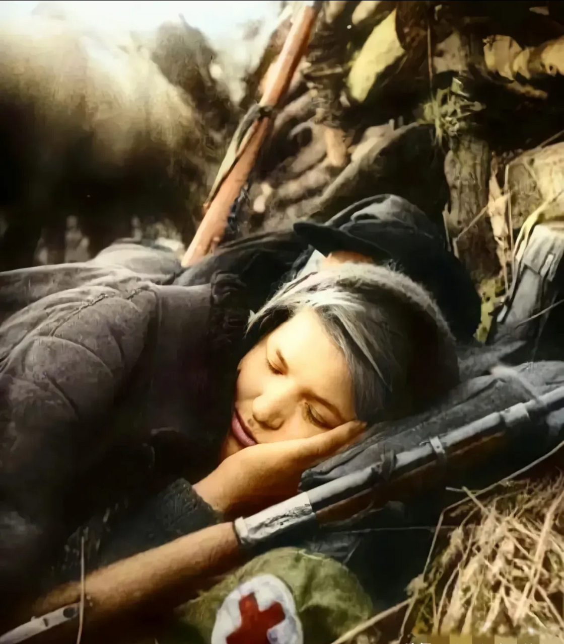 二战时期,一名美丽的苏联红军女医务兵,趴在战壕里睡觉的情景.