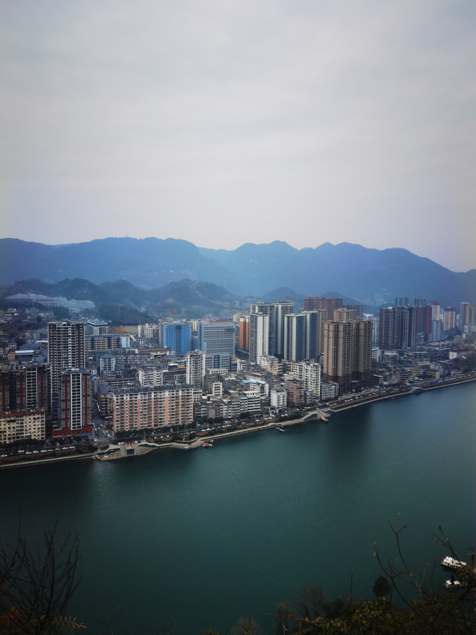 向王寨位于湖北省长阳土家族自治县龙舟坪镇何家坪村,整个寨子耸立于