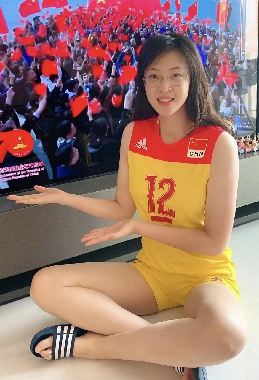 中国女排,前队长,惠若琪,居家穿球服短裤亮出大长腿,不得不说,颜值和