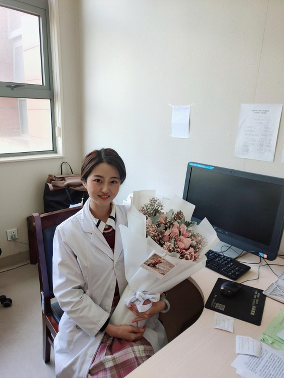 5月31日,阜阳一男子亲吻医院海报上的女医生的照片,引发网友评论,并