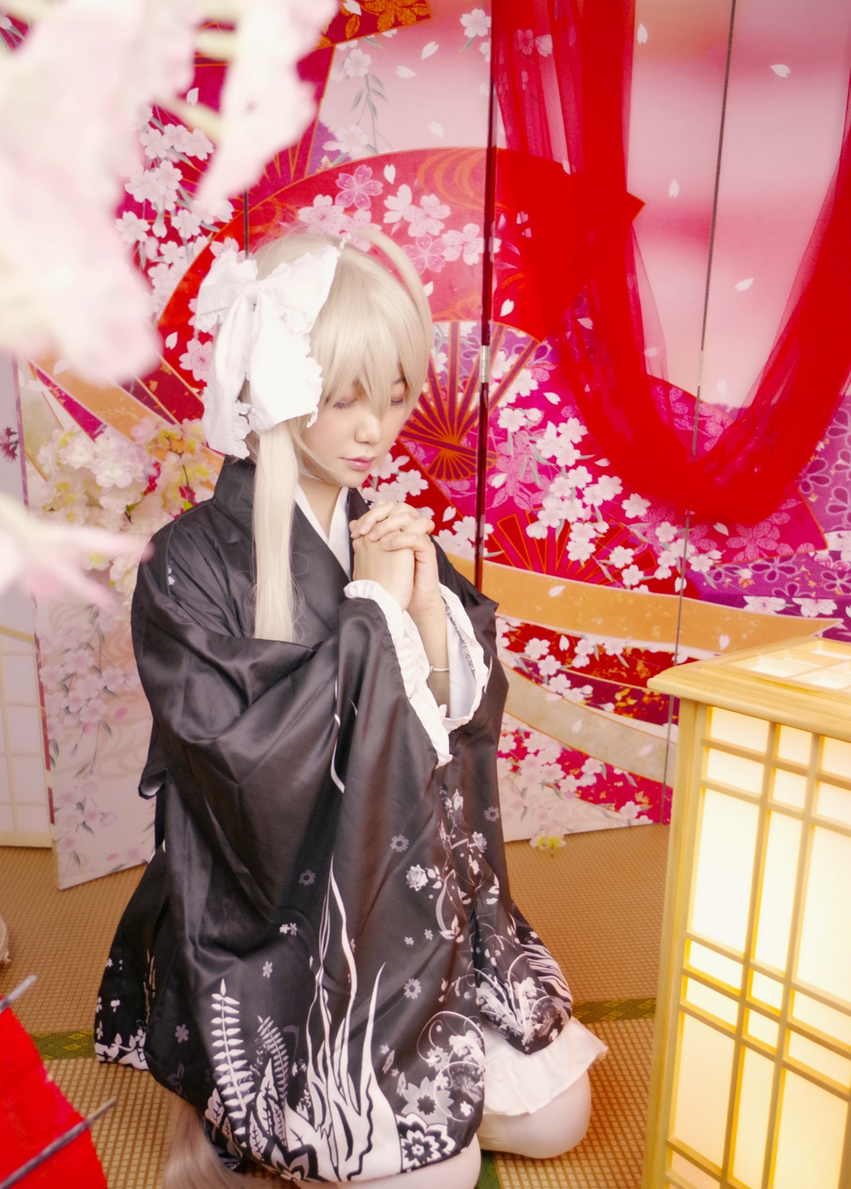 cosplay:头发梳成单边侧马尾的春日野穹,黑浴衣配"白丝",真美