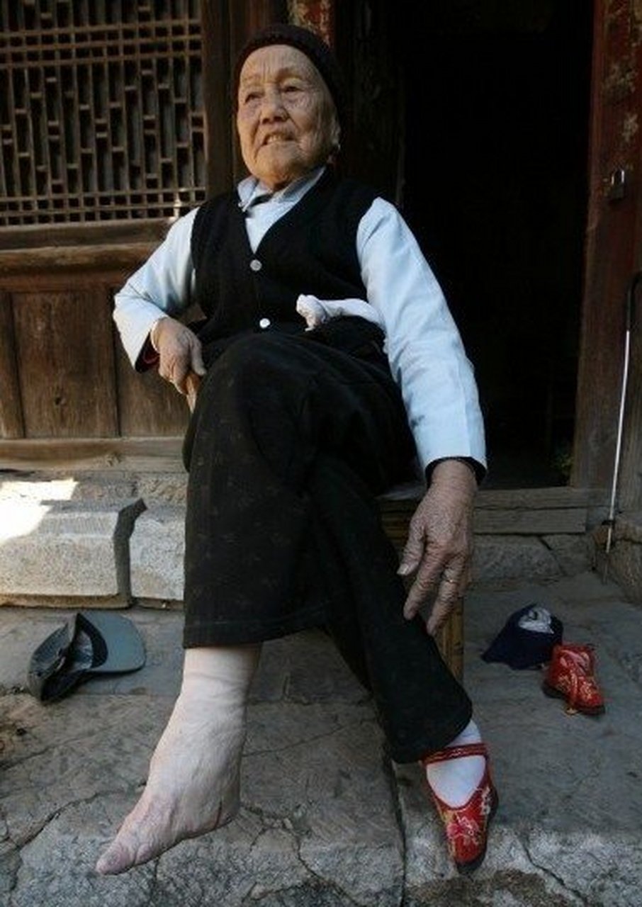 古代女子三寸金莲,不知多惨,再看看现代,摩登高跟鞋,对比之下不知多