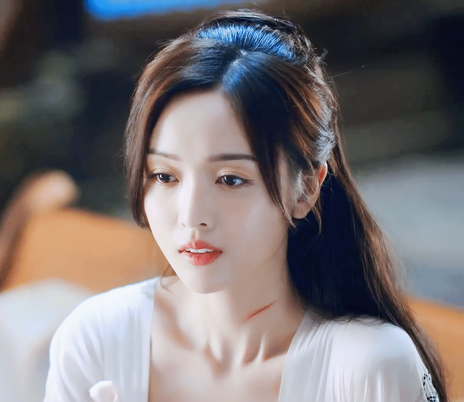 吴宣仪路透,早前她主演的古装剧《郎君不如意》热播时,因为牙齿抢镜被