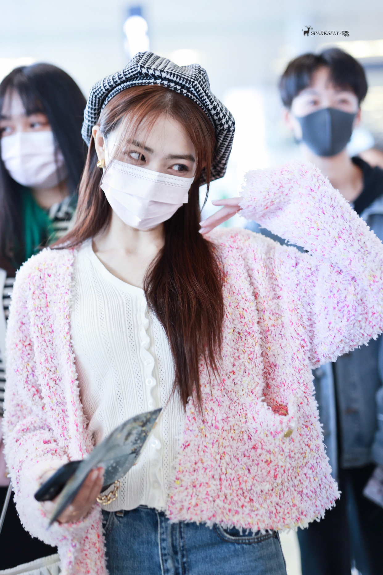 徐璐机场饭拍更新,花线粉色外套内搭镂空针织开衫,十分优雅