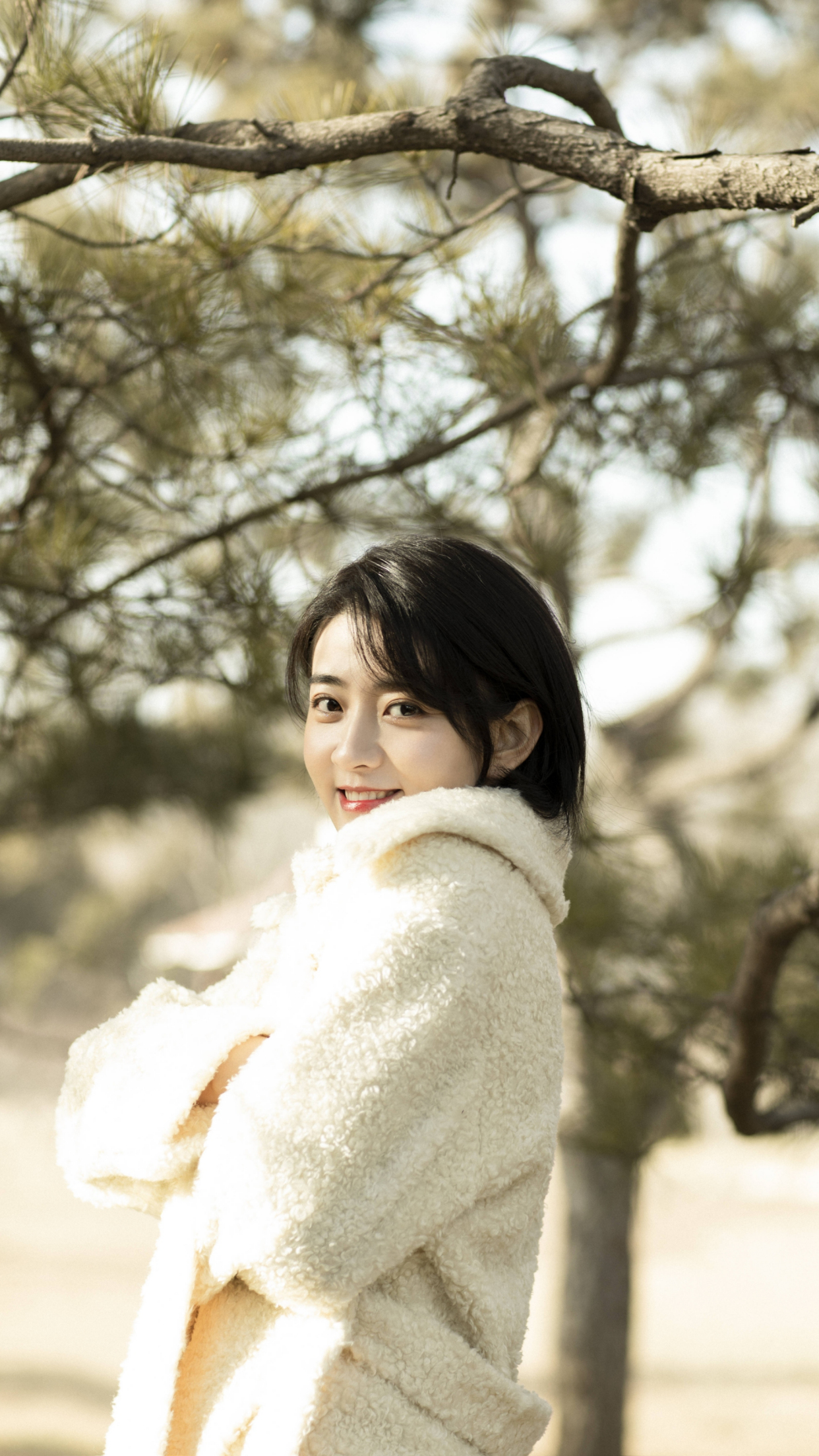 演员梁洁,主演《双世宠妃》系列,来看生活美照吧