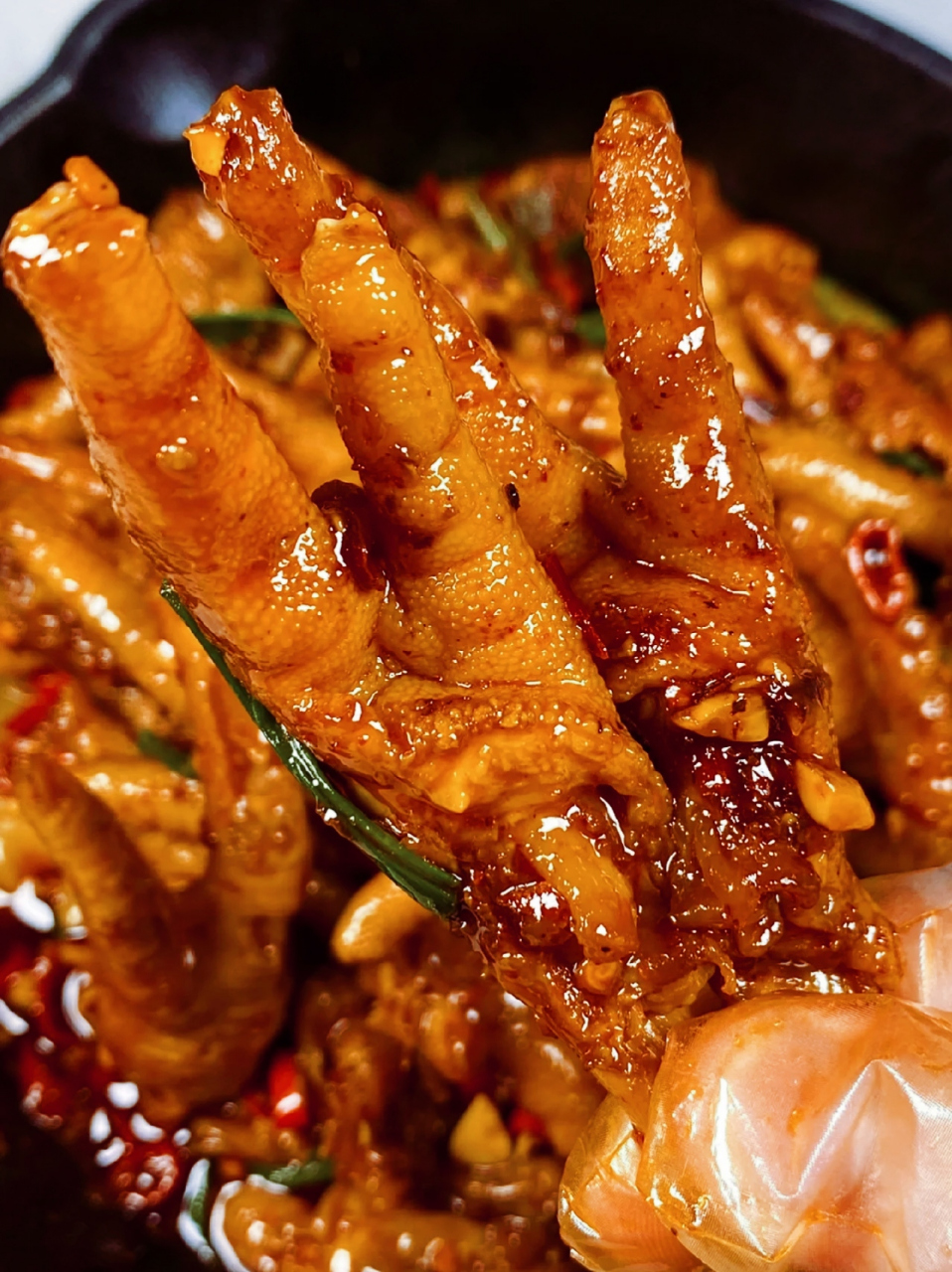 #美食# 美味软糯的「香辣鸡爪」,满屋飘香,吃到根本停不下来～  所需