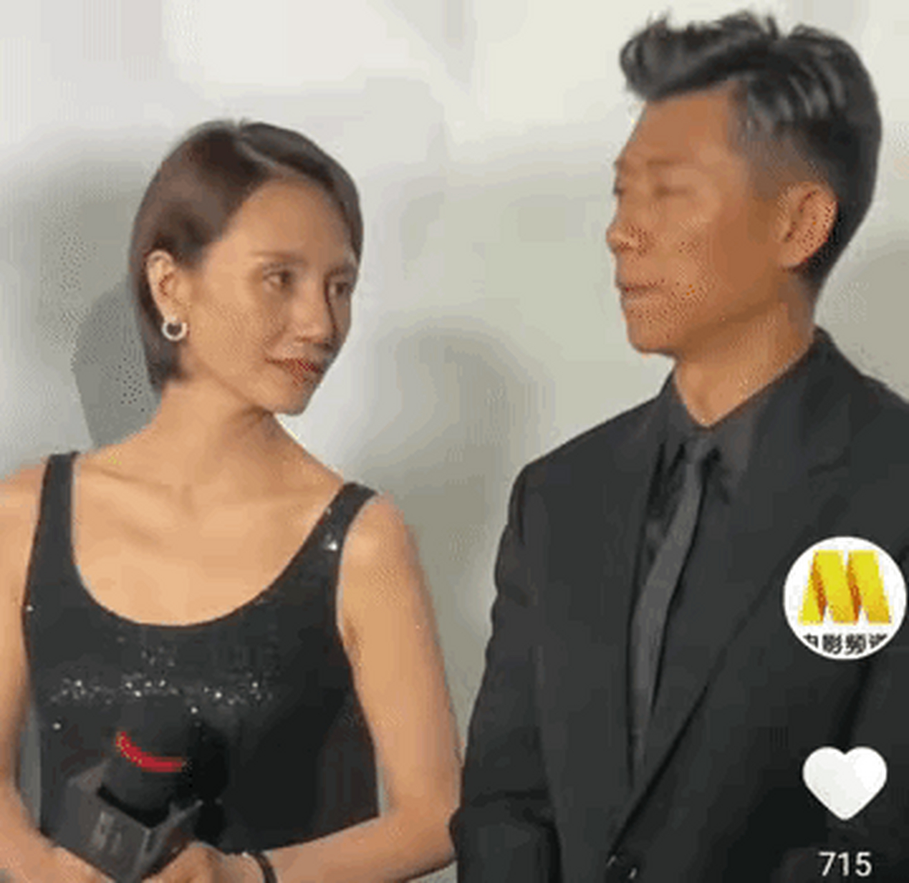 袁泉活动结束后,主动让老公夏雨搂腰,夏雨表情欣喜若狂到自然享受