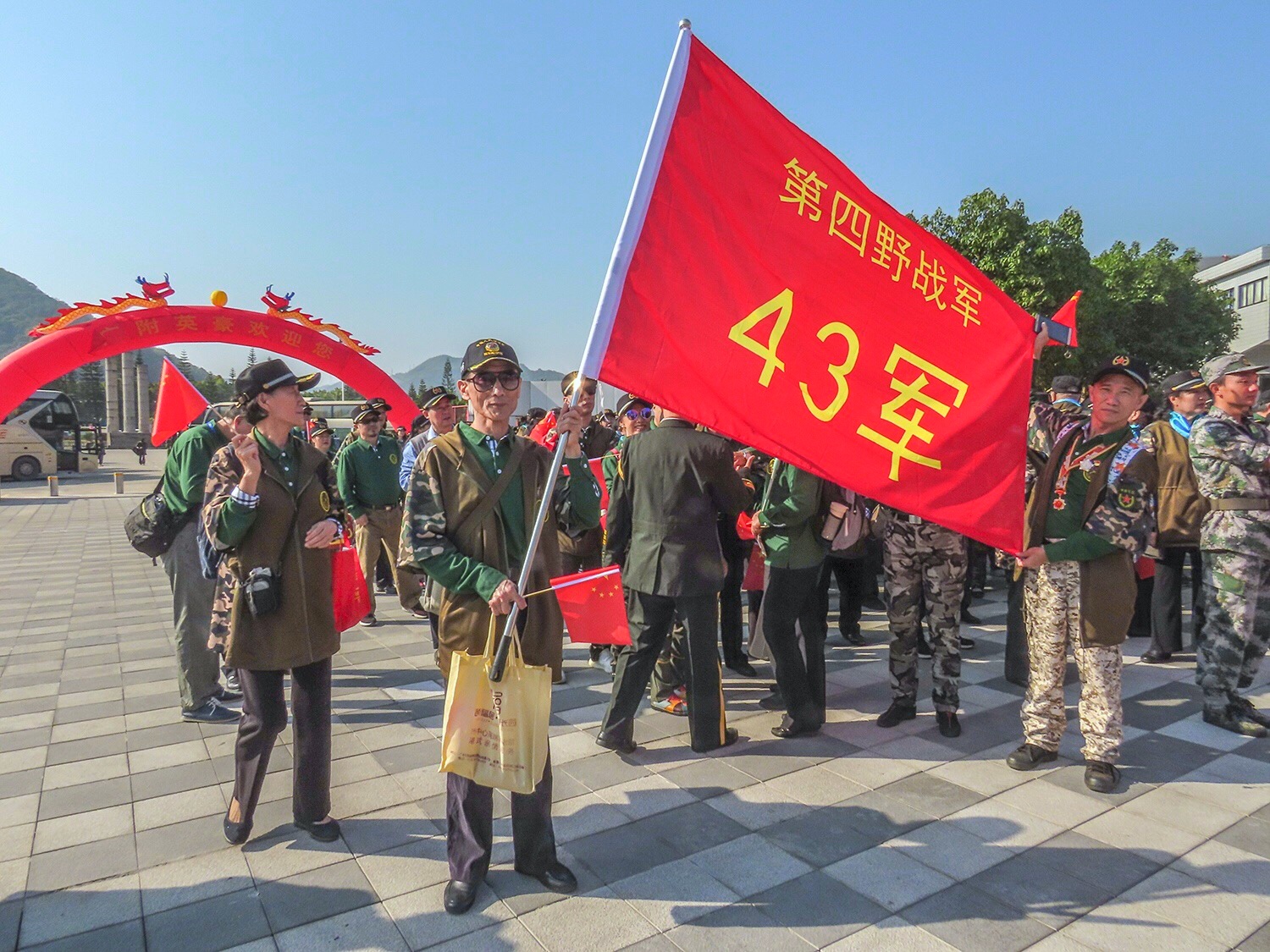 1985年,第43军127师转隶第54集团军前,建制内各团驻防何处?