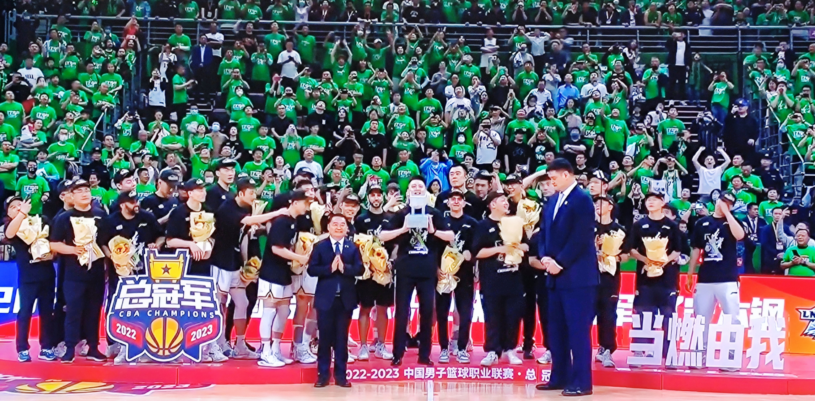 辽宁篮球队获得cba总决赛冠军!这是辽宁队第三次登顶冠军.