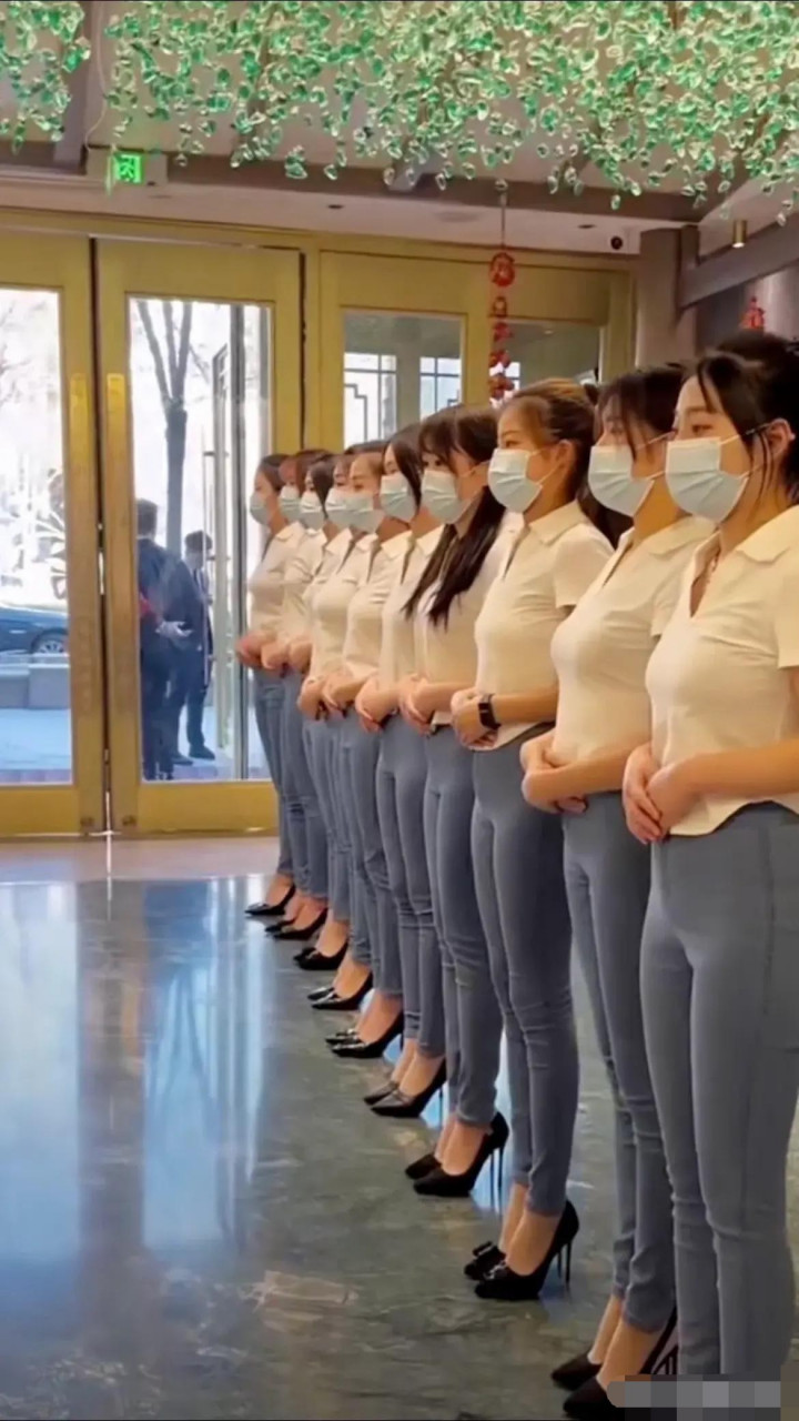 我想做一名女服务员:美女都身材高挑性感俊美飒爽英姿,太令人艳羡了!
