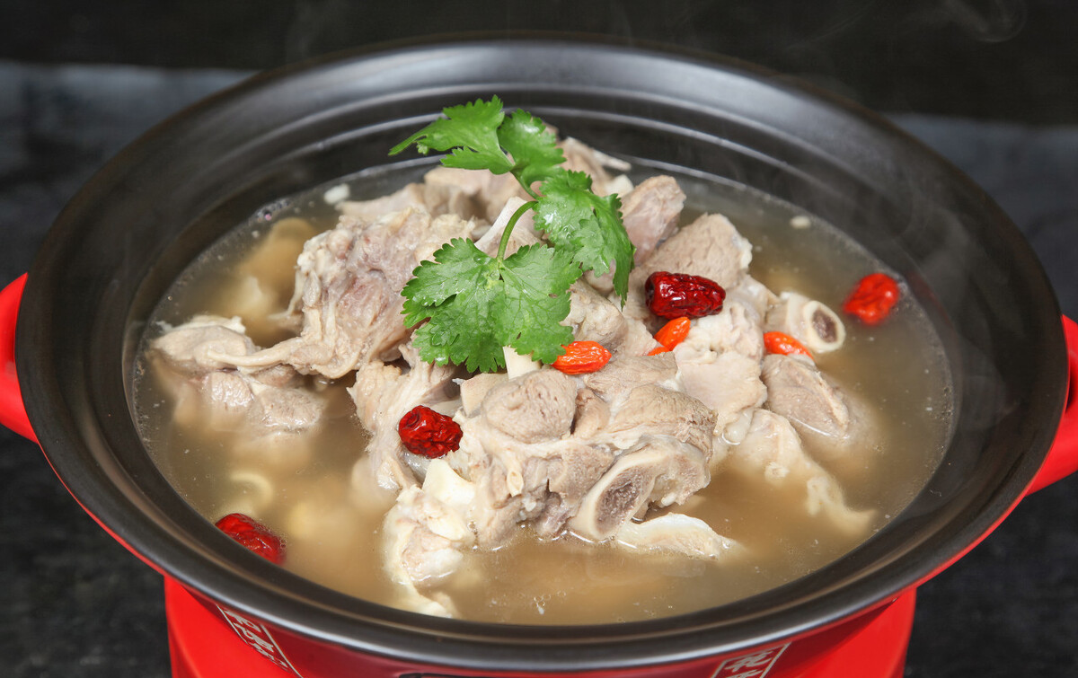 炖羊肉汤时,只放这4种调料就够了,汤浓肉香无膻味,吃起来过瘾