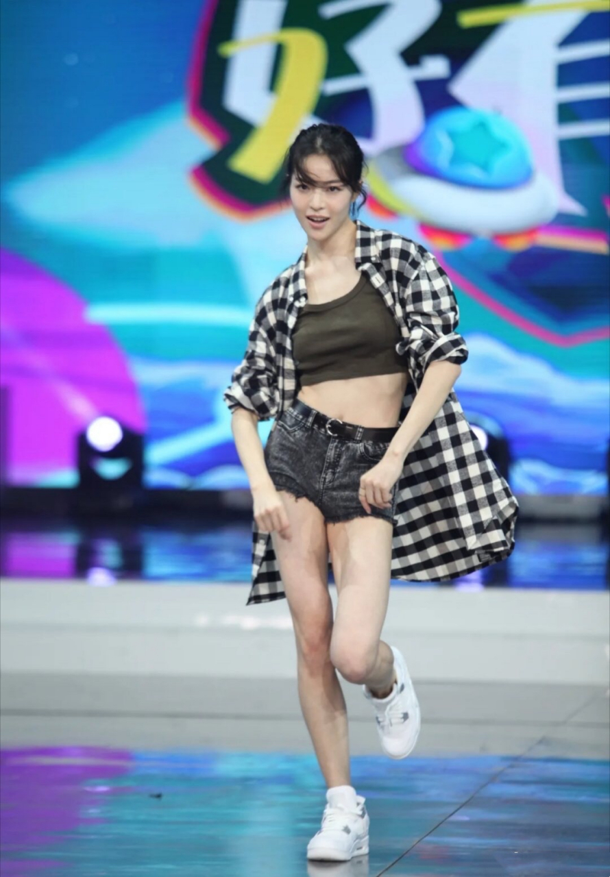 钟楚曦不愧是从小学习舞蹈的,这一字朝天马实在太标准了,实在是太好看