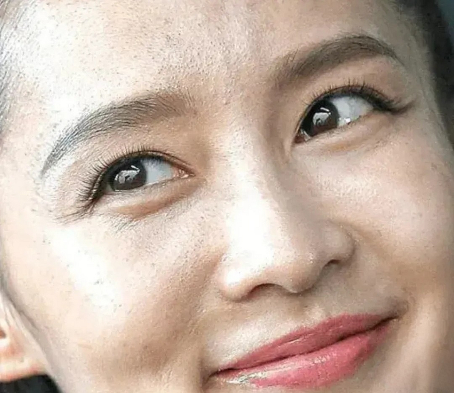 看上去阳光迷人,充满活力的女孩,但这张照片估计没用美颜滤镜吧,当然