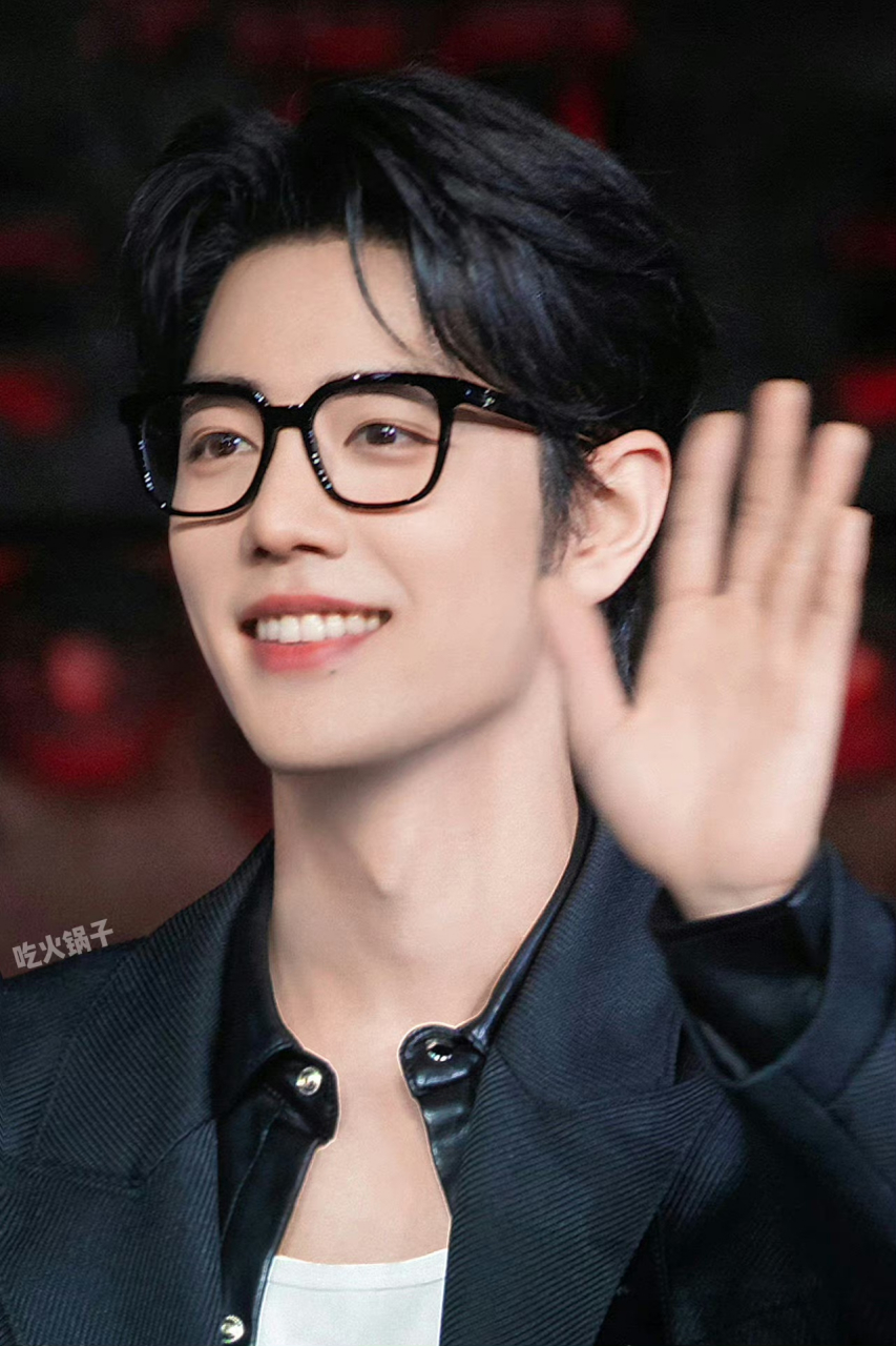 戴黑框眼镜就变得有点笨笨的哈哈哈!好可爱!#肖战