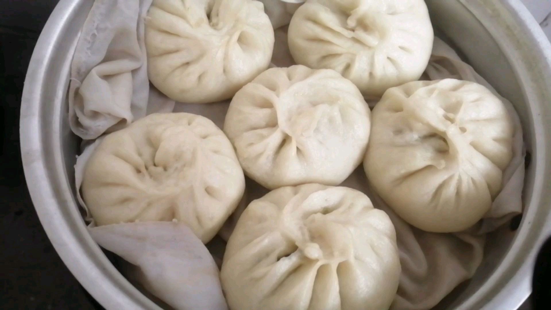 豆腐小白菜馅的包子,素馅的做出来的也很好吃,一顿能吃3个