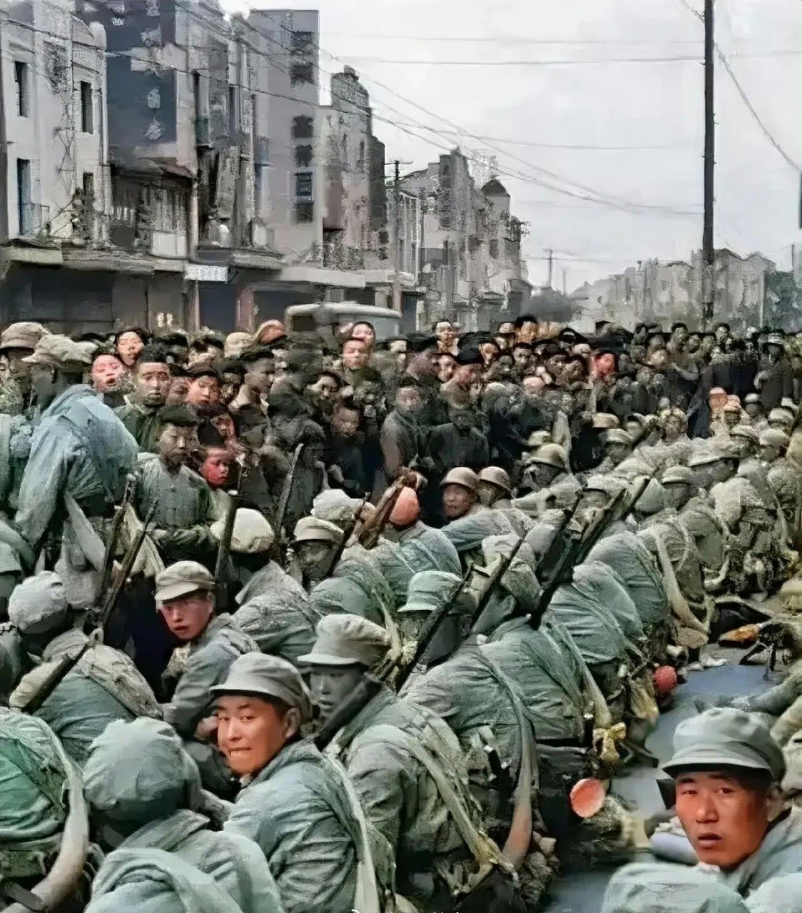 1949年4月,进入南京城的解放军,可以看出他们的军纪非常好.