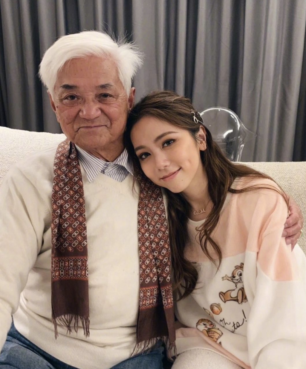 1月17日,知名艺人邓紫棋通过社交平台发布动态,透露了外公去世的消息.