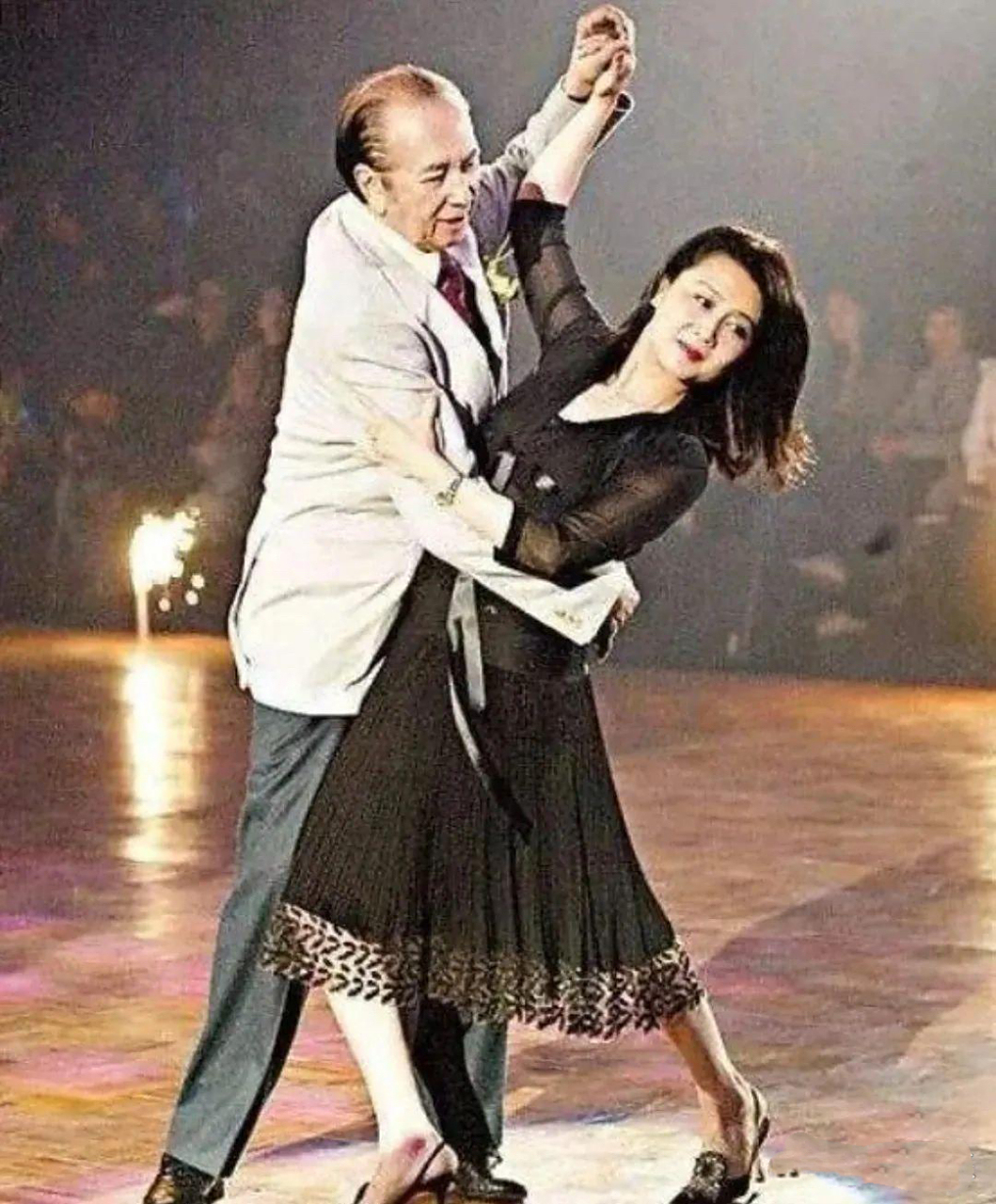 年轻时的赌王四太,长发飘飘,还是很有气质的!