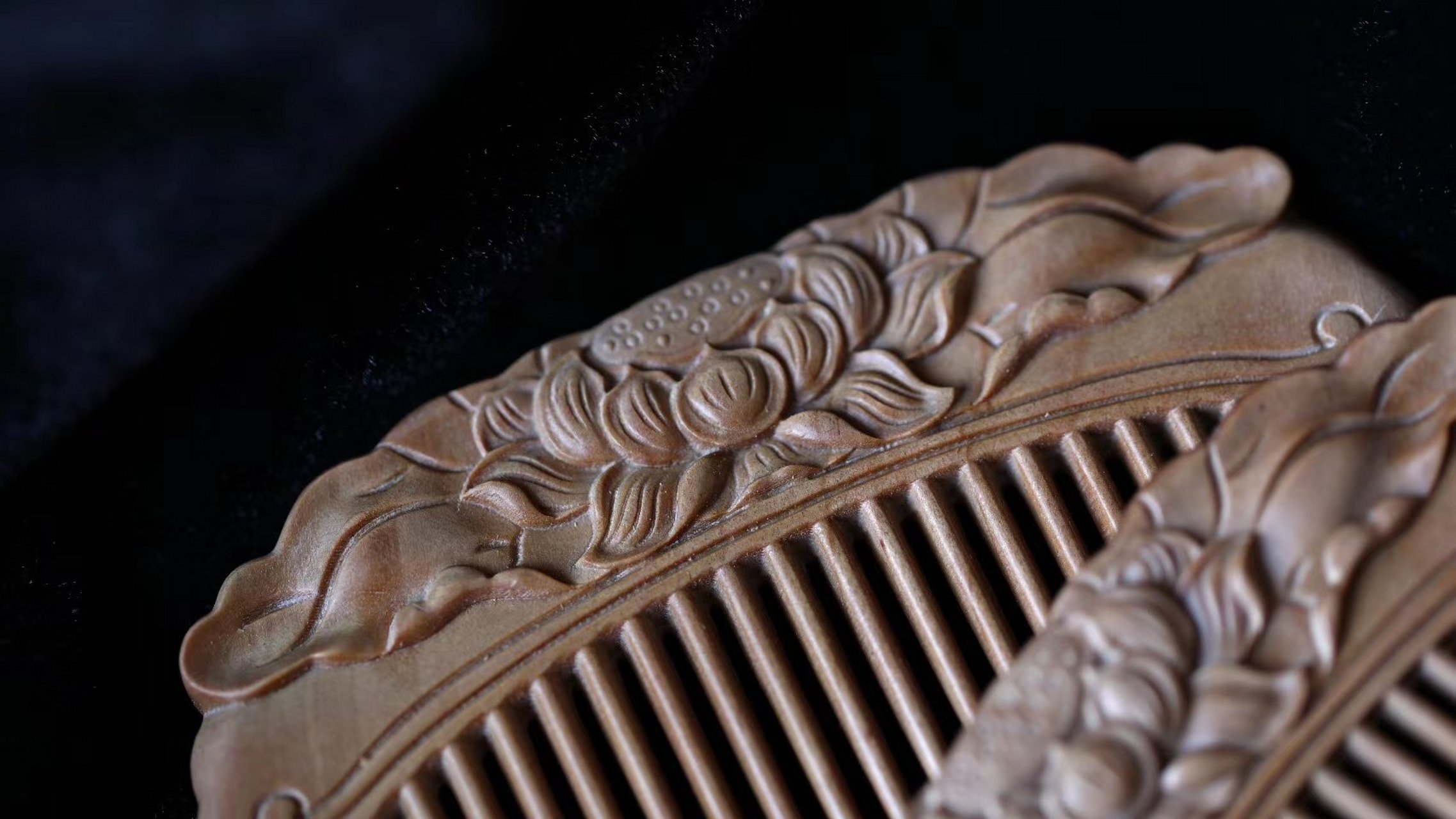 老山檀【莲】木梳  一把梳子 无需言语 用最长情的陪伴 梳理万丝的