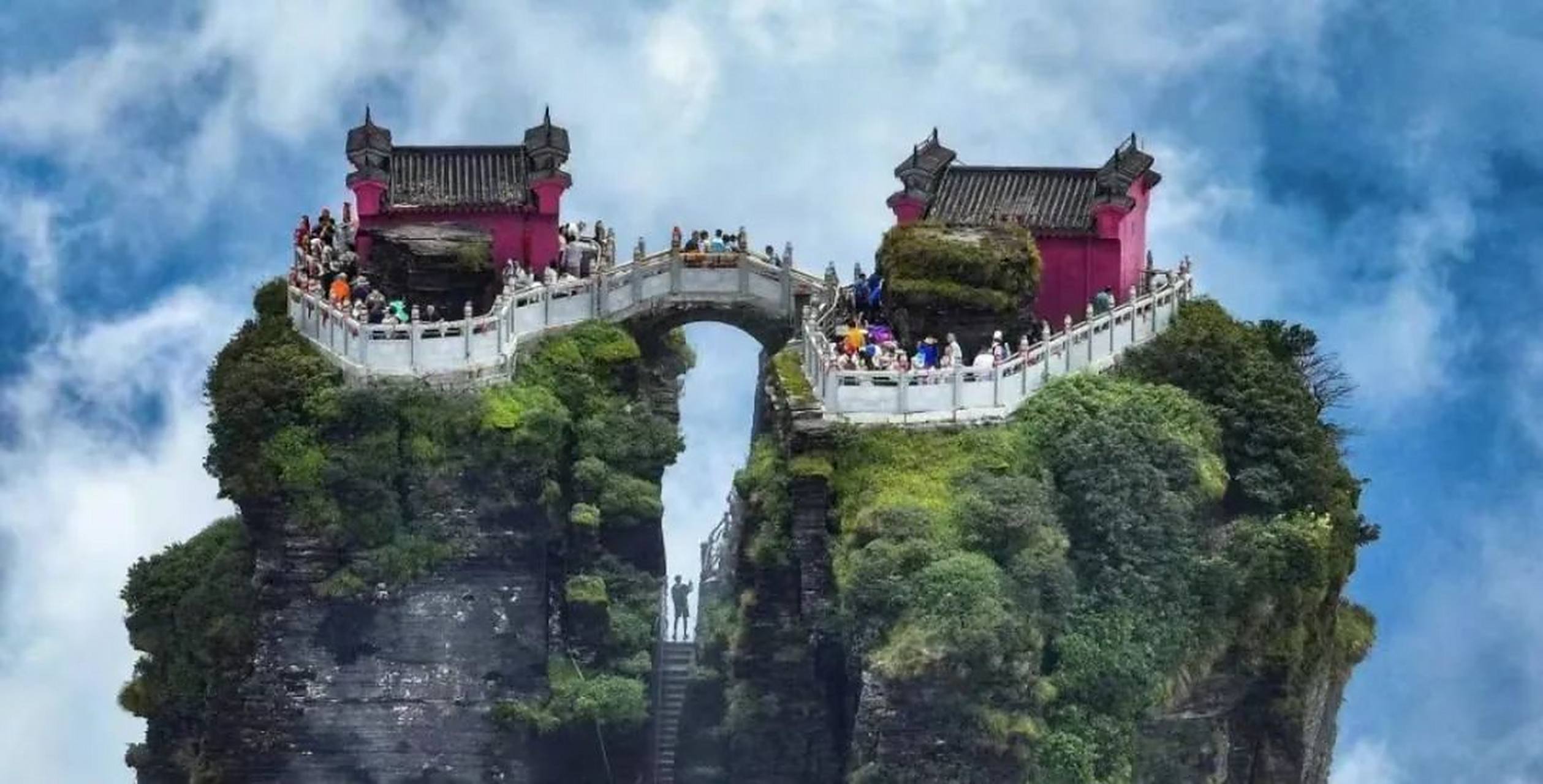 贵州梵净山金顶建筑外墙颜色改变,多人被立案审查调查.