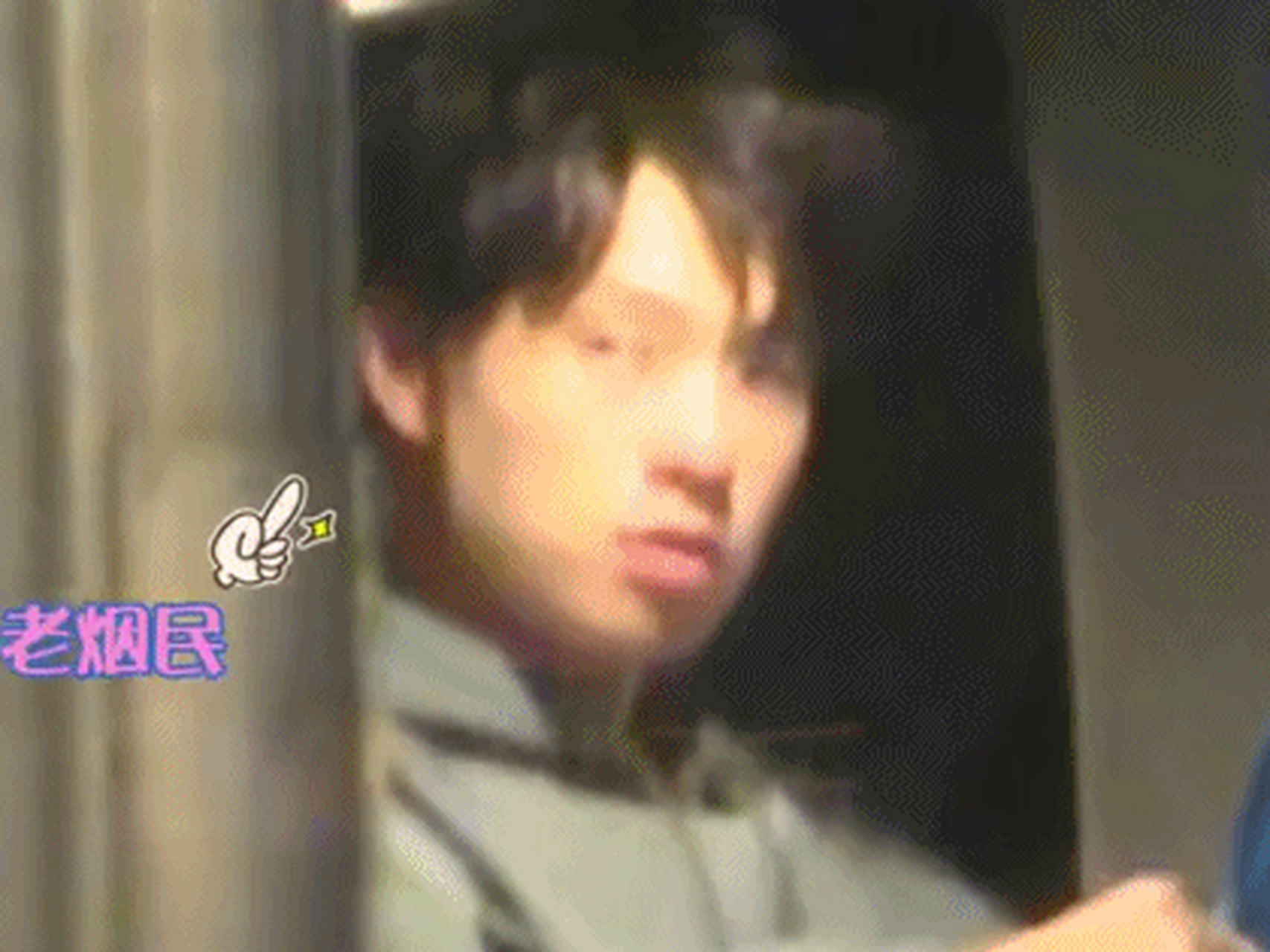 魏大勋抽烟的动作行如流水,一看就是老烟民了!