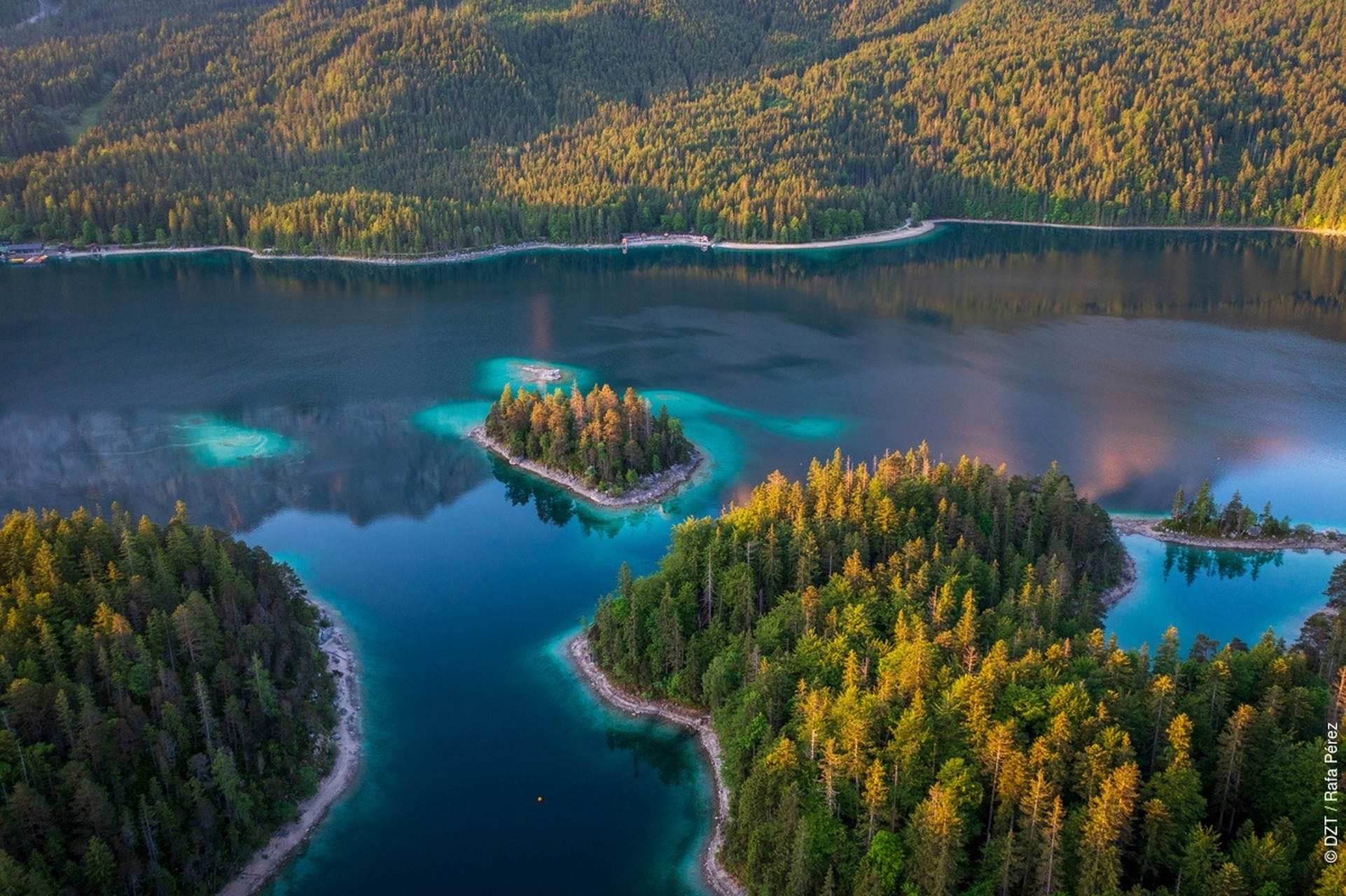 海外文旅# 艾布湖(eibsee) 9015是楚格峰下的一颗纯天然的"宝石"