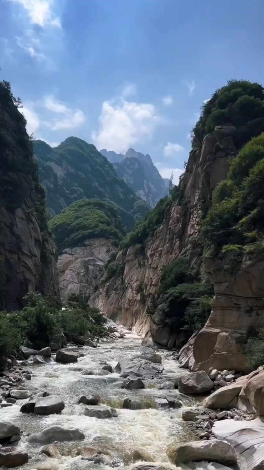 巍巍秦岭,奇峰林立,峡谷激流不断