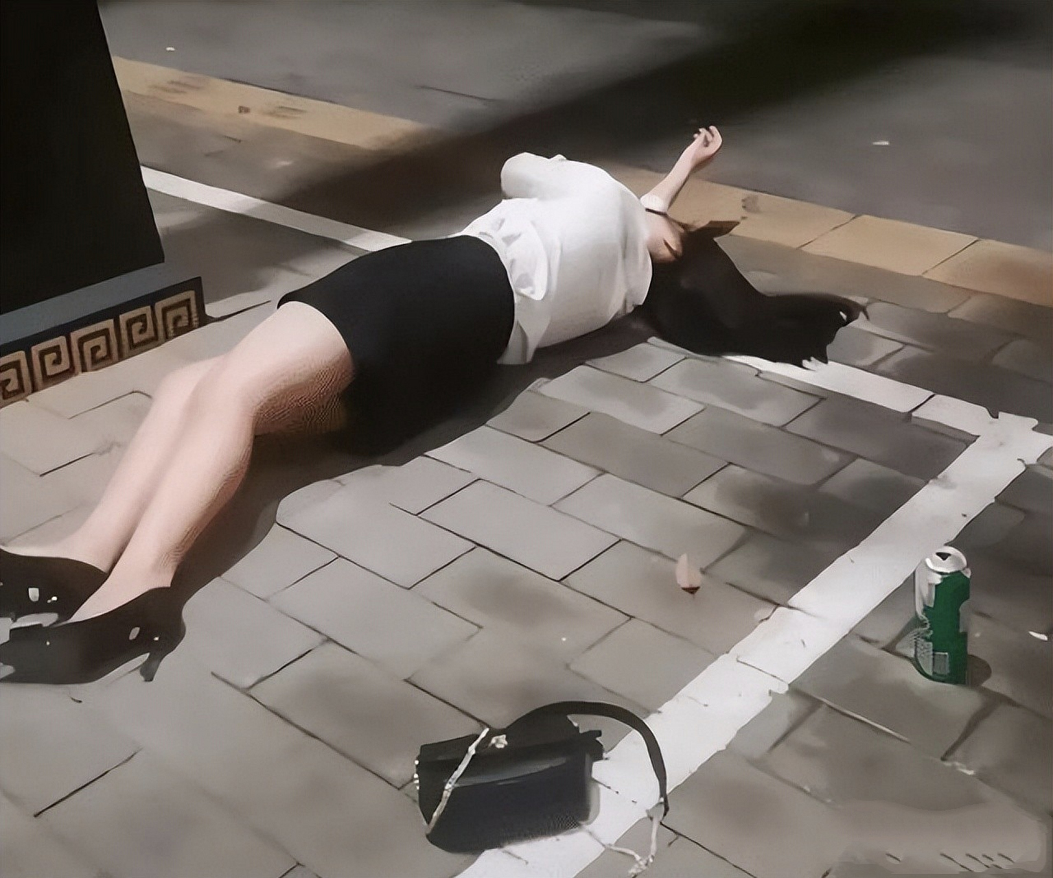 叫也叫不醒,我要走了万一遇到坏人怎么办?带回家好像也不合适哈!