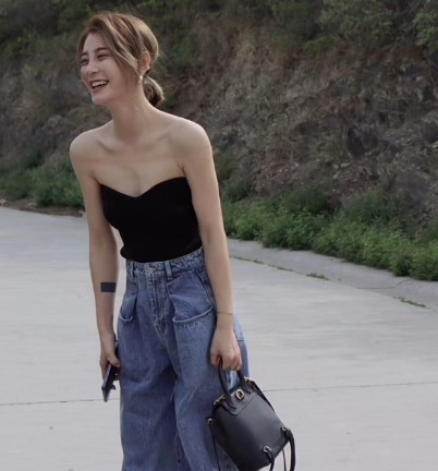 唐菀近况曝光!穿抹胸仰头大笑被催生