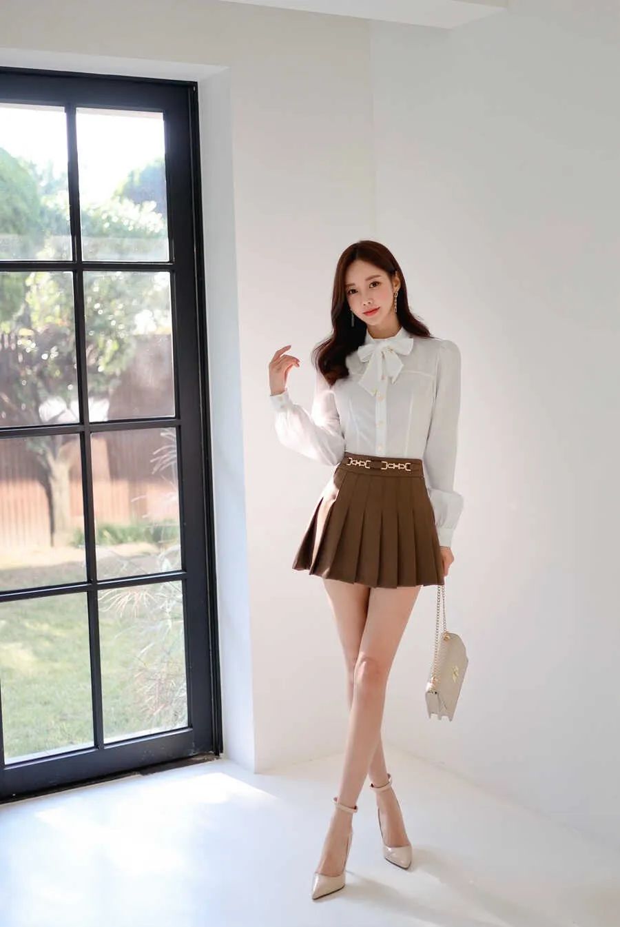 孙允珠韩国嫩模,白色上衣超短裙穿搭,修长美腿诱人心
