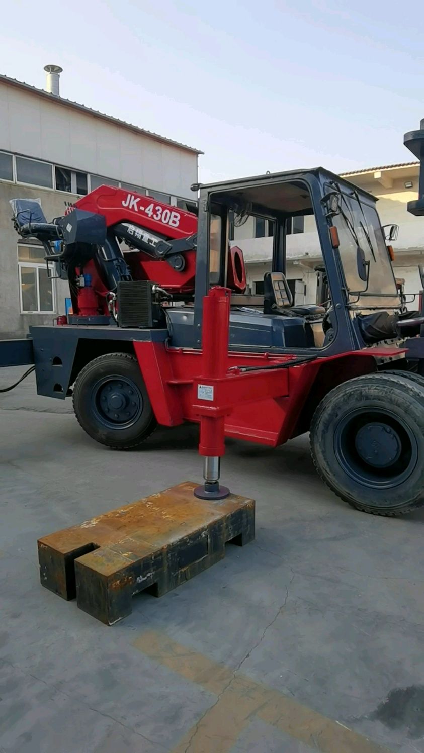 大吨位叉车尾吊,实现一机两用,小空间及车间厂房吊装搬运一机搞定-度