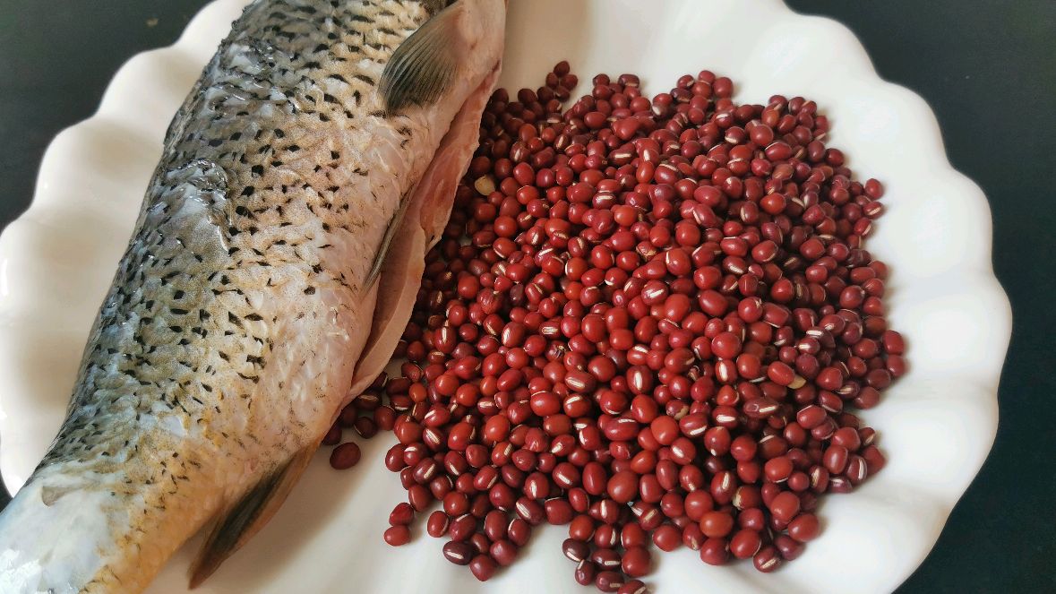 贫血消化不好,用鲤鱼和红小豆煲汤喝,补血健脾胃