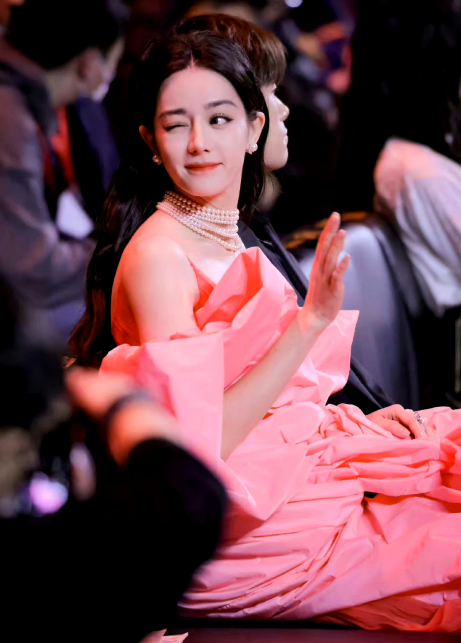 迪丽热巴的脖子也太长了吧,可以戴这么多层的珍珠项链 676767