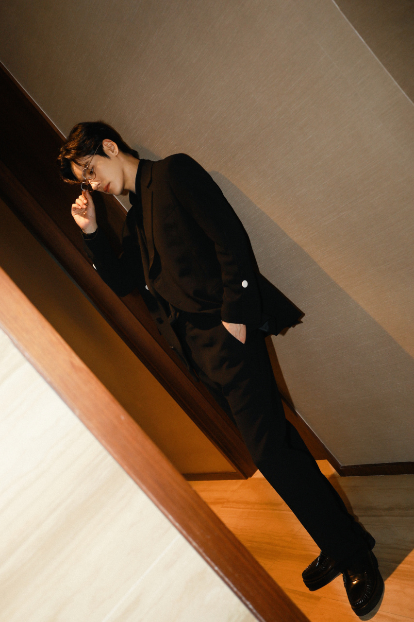 魏哲鸣帅气写真壁纸[小红花]