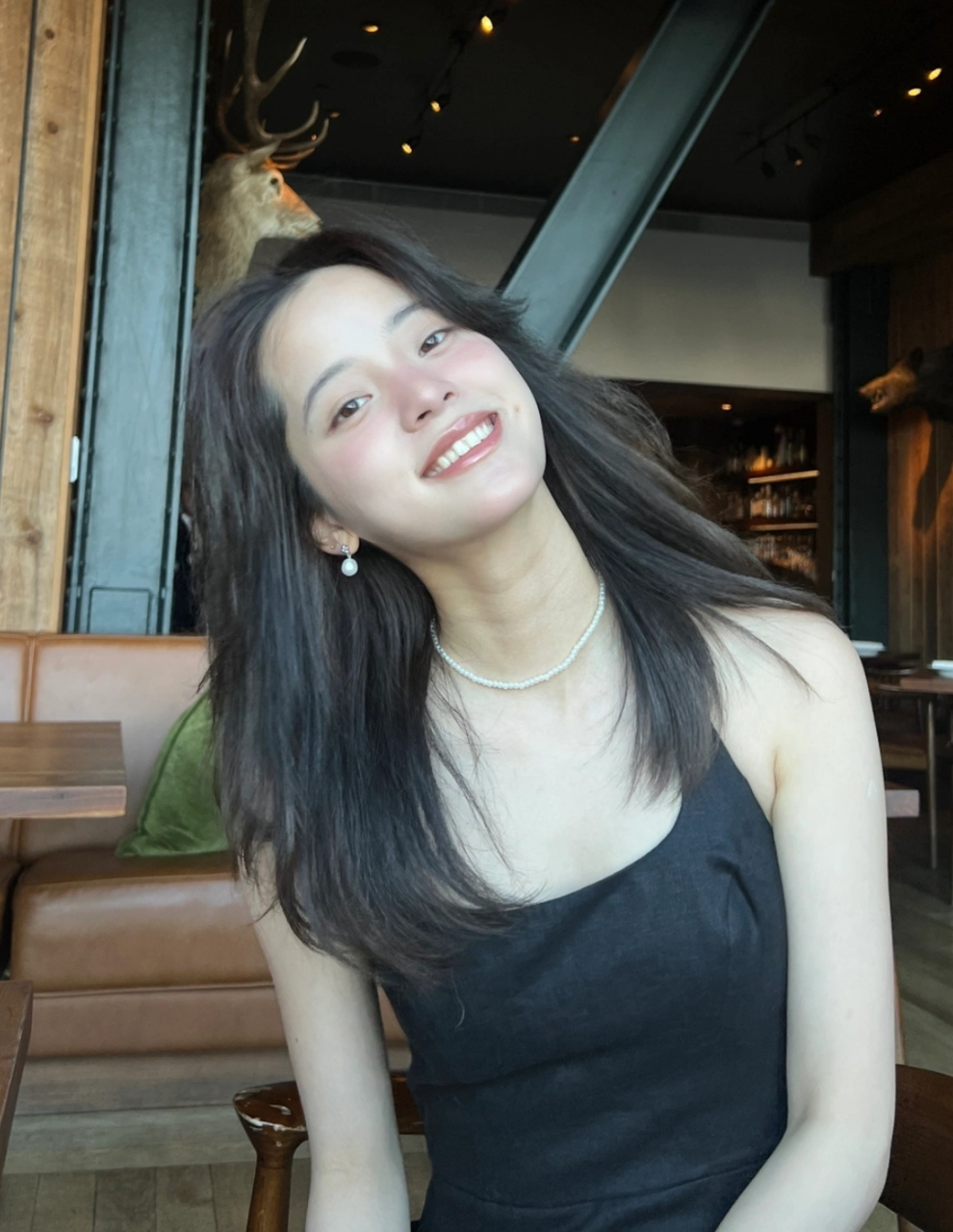 欧阳娜娜晒修图前后对比,她年纪轻轻就有两条比较明显的颈纹了,笑起来