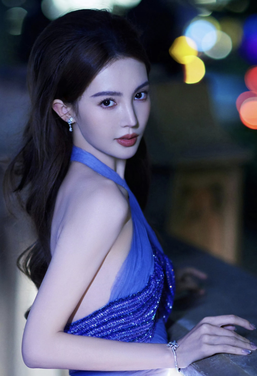 金晨今晚红毯造型真的美翻了,蓝色拖尾长裙加上高颅顶公主头再加上