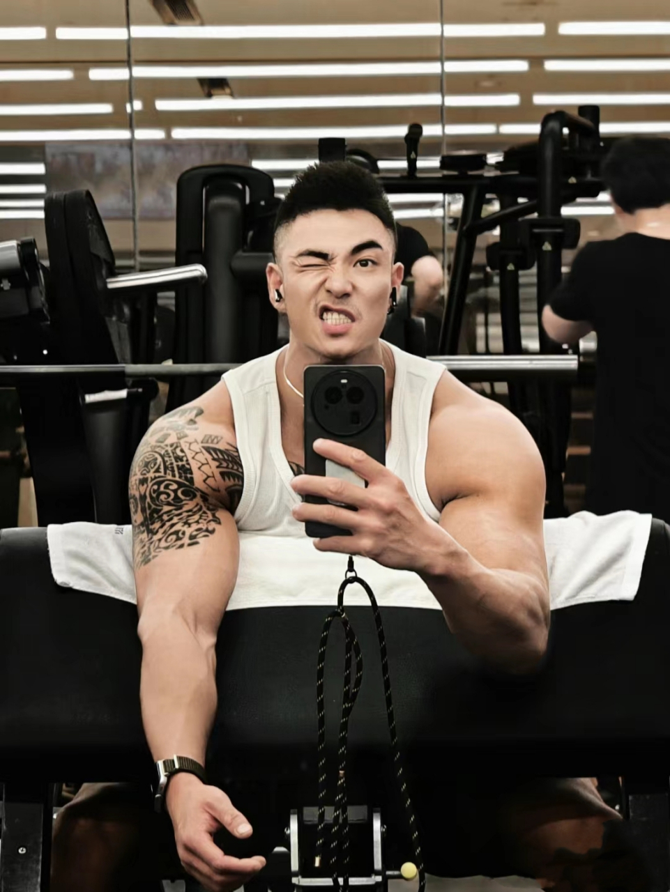 帅气大块头健身教练,一周要找他练几次#健身