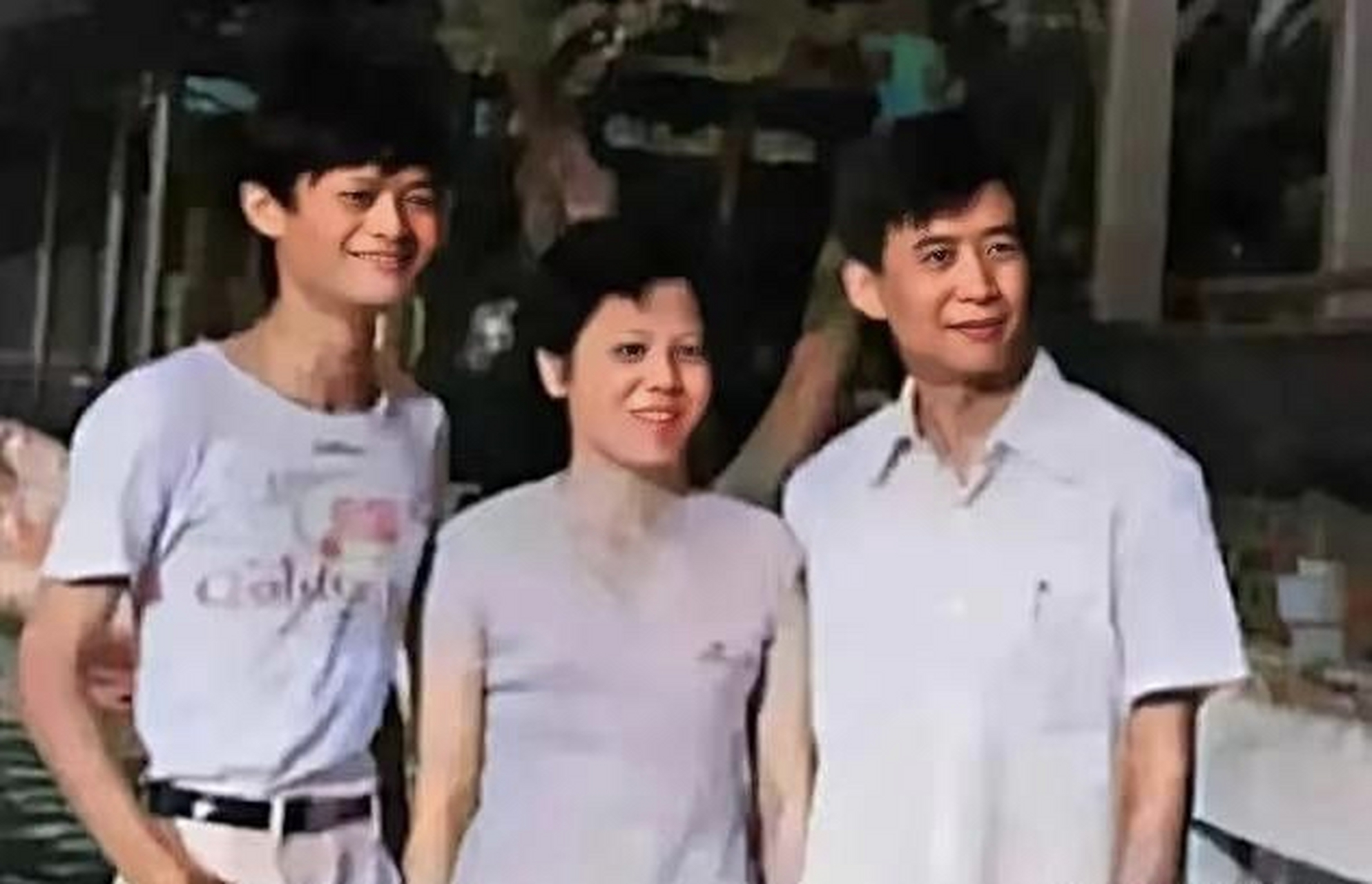 马云一家珍贵合影,马爸爸的气质也太好了,帅气逼人!