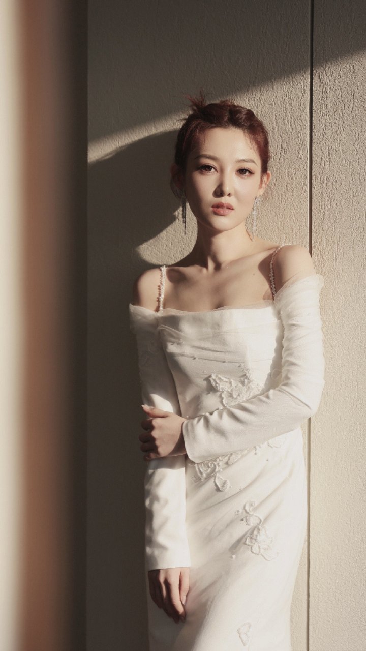 央视美女主持人郭玮参加活动造型,一袭开叉长裙,姿态轻盈,身材姣好