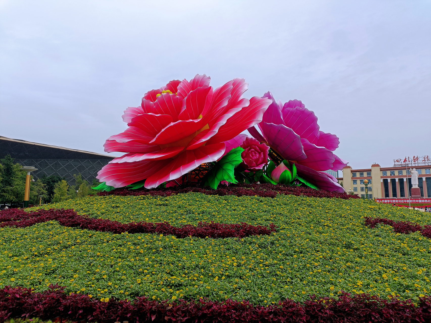 第一次打卡成都天府广场以成都市市花芙蓉花和金沙太阳神鸟为元素的名