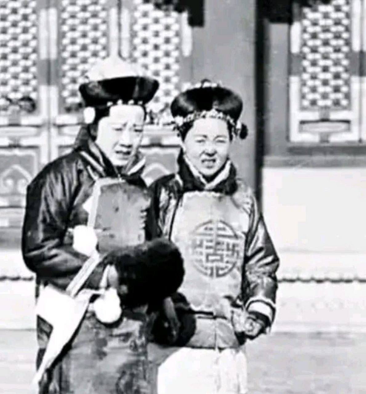 清末时期的紫禁城里,一个小太监正在服侍一名妃嫔荡秋千.