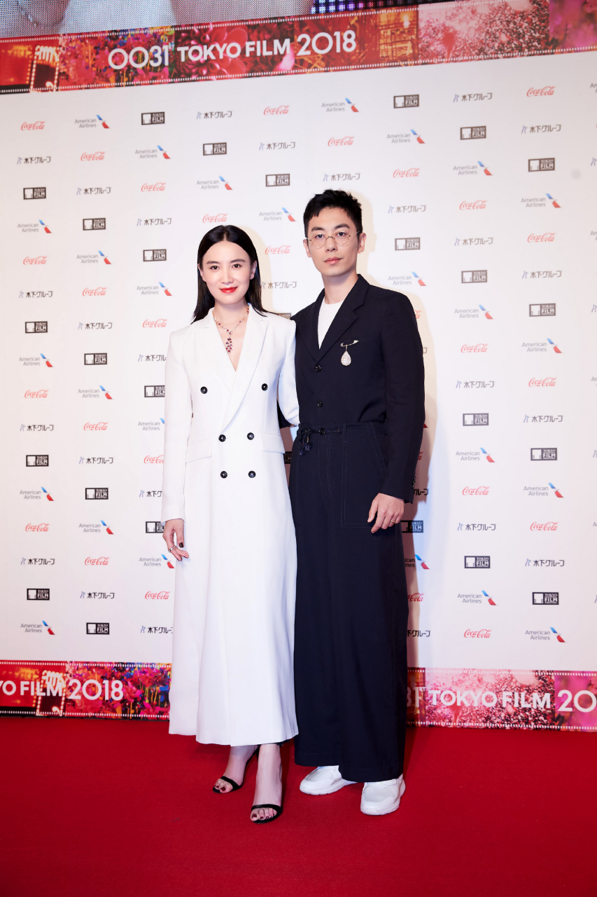 宋佳朱亚文太有cp感了,同为西装造型携手走红毯气场全开,荧屏中豪门